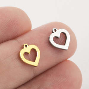 Pendentif en argent sterling fait à la main avec breloques coeur personnalisable pour la fabrication de bijoux - Product Image 1