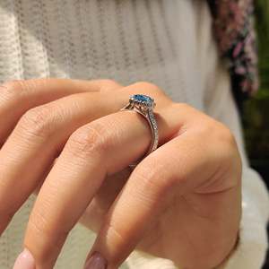Bague en diamant exquise avec sertissage cathédrale en forme de poire bleu cyan vibrant - Product Image 3