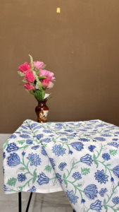 Tissu en rayonne imprimé à la main avec des motifs floraux bleus, tissu imprimé à la main en bloc, vendu au mètre - Product Image 4