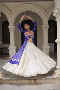 Fabricant indien de Kurtis et Lehengas attrayants en faux georgette avec imprimé Bandhani et patchwork Kutchi - Product Image 3
