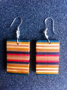 Boucles d'oreilles en bois noir et blanc classiques à la mode avec perles sur des cerceaux en bois pour dames femmes portent des bijoux de haute qualité - Product Image 5