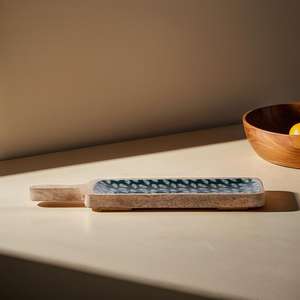 Plato en forma de paleta de madera con plumas de pavo real estilo artesano para fiestas - Product Image 1