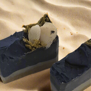 Jabón Sólido Artesanal de 4oz Beach Please, Blanqueador, con Fragancia a Algas Marinas, Diseño Ovalado, con Manteca de Karité, Aceite de Oliva y Leche - Product Image 2