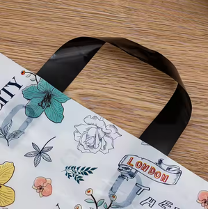 Sacs de courses réutilisables pliables personnalisés avec logo imprimé en gravure, en matériau LDPE/HDPE de luxe, recyclables, avec poignée à valve de longueur de main - Product Image 5