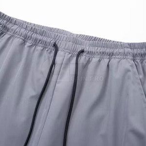 Survêtement rétro pour homme, idéal pour un style décontracté et streetwear, avec tissu respirant et coupe confortable pour l'été. - Product Image 3