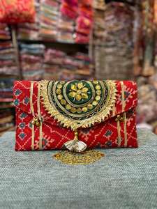 Pochette indienne imprimée Patola faite à la main avec broderie Butti lourde Doublure en coton à la mode Sac à main pour femme pour faveurs de mariage - Product Image 4