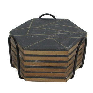 Sous-verres hexagonaux de style marbre noir avec support métallique, idéaux pour la table à manger, la cuisine, le bureau et le salon, en provenance d'Inde. - Product Image 2