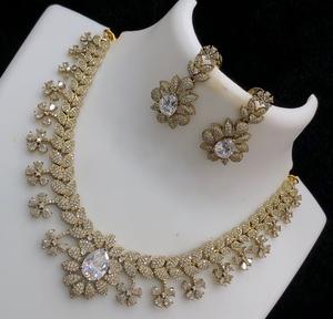 Ensemble collier et boucles d'oreilles en or de qualité supérieure avec pierres CZ pour les fêtes, les mariages, collection moderne pour femmes - Product Image 5