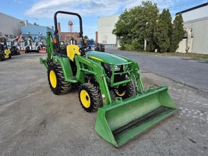 Tracteur compact John Deere 3035E avec chargeur frontal, tracteur agricole à roues 3025E pour le chargement et le transport en ferme - Product Image 3