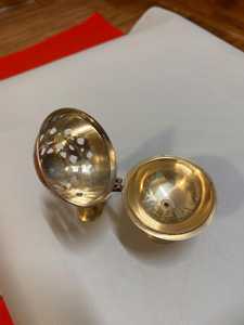 Brûleur d'encens rond en métal coulé couleur or fini à la main parfait pour les meilleurs accessoires de table élégants Base circulaire - Product Image 5