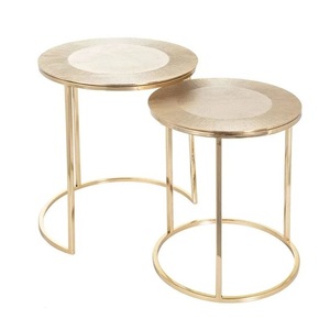 Ensemble de tables gigognes en métal argenté design avec base géométrique et finition brillante offrant un accent décoratif aux intérieurs de la maison - Product Image 3