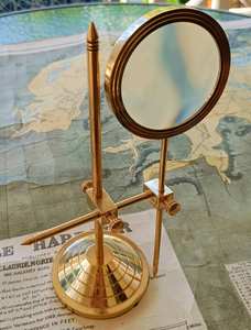 Loupe moderne en laiton écologique sur un support de table - Product Image 3