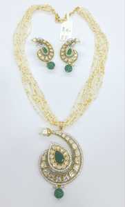 Élégant collier pendentif Kundan serti de pierres vertes et de boucles d'oreilles pour femme parfait pour les mariages et les occasions traditionnelles - Product Image 2