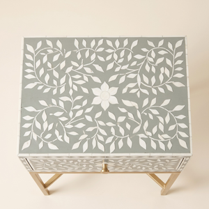 Table de chevet de luxe grise avec incrustation d'os, 1 tiroir, pieds en laiton à motif floral, meuble de chambre fait main - Product Image 3