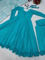 Magnifique Salwar Kameez et Dupatta de créateur avec travail de sequins en fausse fourrure et dentelle fantaisie pour les occasions de fête