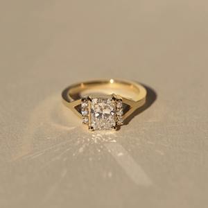 Anillo de compromiso de diamante cultivado en laboratorio de corte radiante de 10 quilates de oro premium para novia, joyería de boda de lujo, proveedor OEM ODM, suministro al por mayor de fábrica - Product Image 3