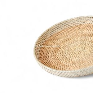 Plateau en rotin tissé à la main de style bohème, design flexible, fabriqué par des artisans vietnamiens pour servir la nourriture et la décoration de table - Product Image 3