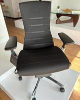 Chaise de bureau ergonomique moderne Miller X à dossier mi-haut, pivotante, pour cadre dirigeant, avec structure en acier, siège rembourré en tissu, hauteur réglable, noire