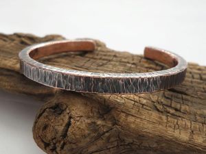 Brazalete de Cobre, Metal Puro Sólido, Acabado Rústico Antiguo, Joyería de Diseño Vintage, Accesorio Artesanal Hecho a Mano, Elegante - Product Image 3