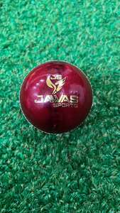 Ensemble de quatre balles de cricket en cuir rouge sur mesure avec logo personnalisé, balle de cricket dure - Product Image 5