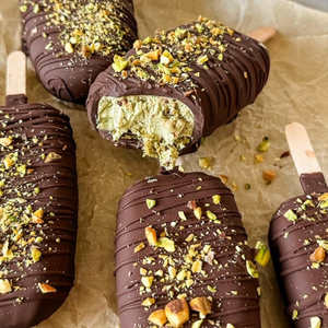 ไอศกรีมดูไบพิสตาชิโอปิดในช็อกโกแลตแท่งทำจากนมและครีม - Product Image 1