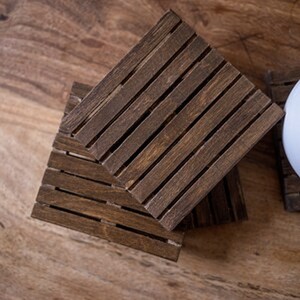 Dessous de verre en forme de carré marron avec support Ensemble de sous-verres en bois personnalisés Sculpté à la main rustique en bois - Product Image 4