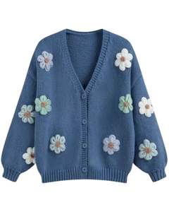 Pull en tricot en denim bleu personnalisé pour femmes avec application florale multicolore, col en V, boutons sur le devant, haut tendance d'hiver mignon - Product Image 1