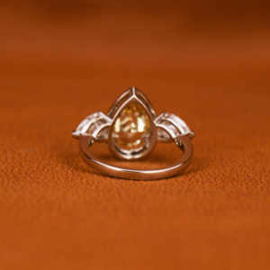 Bague de fiançailles Halo à trois pierres en or massif 18KT Trendy Yellow Pear Cut Lab Created Diamond IGI Certified Anniversary Gift Ring - Product Image 5