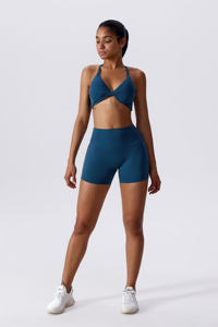 Short sculptant bleu foncé à séchage rapide et soutien-gorge de sport à bretelles avant torsadé décolleté plongeant femmes entraînement deux pièces ensemble pour les femmes - Product Image 4