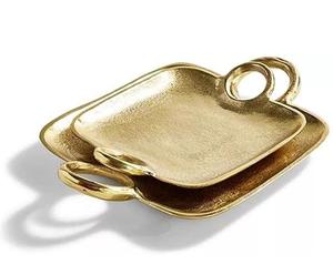 Lot de 2 plateaux décoratifs dorés avec poignées Titan Lighting poignée brindille dorée plateau décoratif artisanal en métal différent - Product Image 1