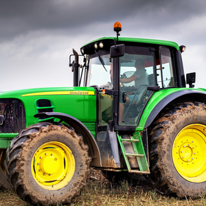 Tractor utilitario multifuncional con potencia diésel eficiente y chasis listo para cargadores para trabajos agrícolas - Product Image 2