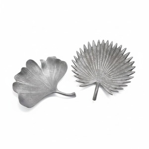 Plateau décoratif rond en aluminium artisanal, design antique, motif floral, métal, décoration de table, décoration de la maison, décoration d'hôtel, décoration de restaurant - Product Image 1