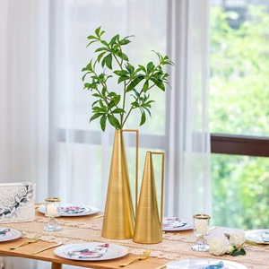 Vase à fleurs en métal couleur or au design moderne Décoration de maison luxueuse avec revêtement en poudre pour de superbes compositions florales - Product Image 2