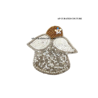 Broche élégante pour femme, plaquée argent, ornée de perles, de sequins blancs et de perles dorées, idéale pour les fêtes et les cadeaux.