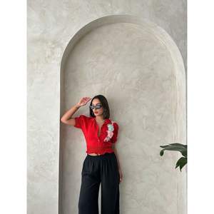 Chemises en lin fleuries pour femmes Topshow, vente en gros, blouses rouges à col en V - Product Image 2