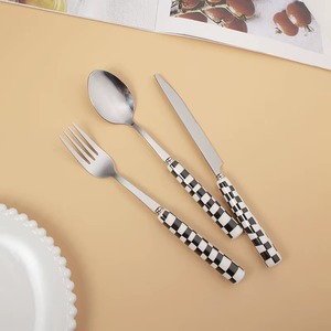 Ensemble de couverts en acier inoxydable avec poignée à motif à carreaux rouges, idéal pour les repas à la maison, les repas formels, les restaurants, les hôtels et l'usage quotidien, en provenance d'Inde - Product Image 2