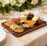 Planche à découper en bois d'acacia avec poignées métalliques et rainure pour les jus, pour servir viande, pain et fromage dans la cuisine