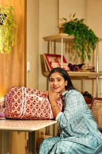 Bolsa de Viaje de Lona de Algodón Estampada a Mano, Ligera, Acolchada, Bolsa de Fin de Semana para Mujer, Diseño Floral Azul, Bordado con Cadenas - Product Image 3