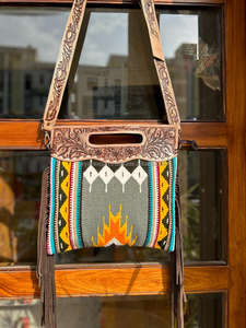 กระเป๋าถือหนังสไตล์ดั้งเดิม Aztec Tooled สำหรับผู้หญิงกระเป๋าสะพายไหล่สีสันสดใสและคลัทช์ข้อมือชุดคอมโบที่ไม่เหมือนใคร - Product Image 3