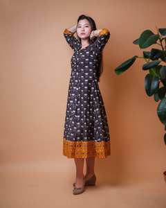 Robe Amayi faite à la main, longueur mollet, imprimé en bloc, imprimé floral Ikat, bohème, pur coton, mode éthique - Product Image 2