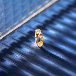 Anillo Romántico de Tres Piedras de Diamante para Hombre, 1 Quilate, Oro Amarillo con Oro Puro y Certificado IGI - Product Image 4