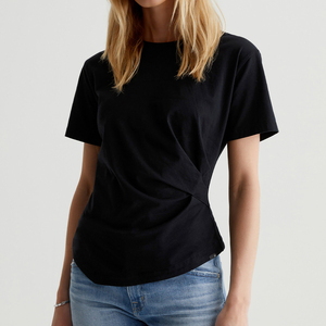 T-shirt à col rond asymétrique pour femmes en gros à manches courtes avec haut plissé T-shirts pour femmes de couleur personnalisée noire écologique - Product Image 1