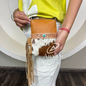 Fábrica al por mayor precio bajo moda mano tooled cuero de vaca teléfono celular bolsa para motocicletas riñoneras flecos riñoneras - Product Image 1