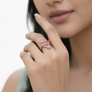Anillo de compromiso de moda Hallmark con flor de plata y oro rosa, incrustaciones de diamantes de talla princesa y engaste de garra - Product Image 4