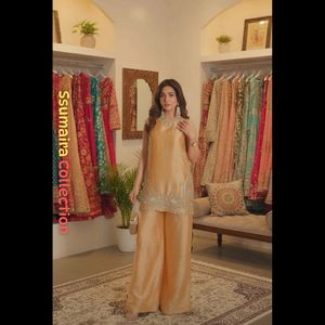 Conjunto Formal Plazzo HoneyColor de Elegancia Refinada, Anarkali con Lentejuelas Doradas en Material de Organza para Bodas y Fiestas - Product Image 3