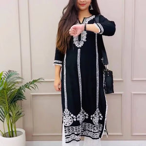 Ropa negra de dos piezas con diseño de ropa bordada, ideal para ocasiones formales y opciones de ropa islámica con estilo - Product Image 1