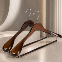 Cintre en bois professionnel à épaules larges avec crochet plat, style hôtel de luxe, pour manteaux et costumes WHB11