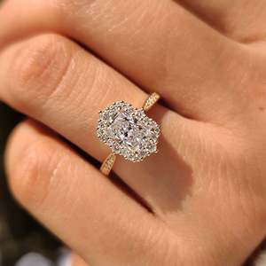 Bague de fiançailles pour femme, diamant de laboratoire taille radiant, d'inspiration vintage, avec bande pavée taille ronde, certifiée IGI - Product Image 5