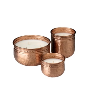 Portavelas de metal Premium diseñado con un acabado elegante para ofrecer un atractivo sofisticado para la decoración del hogar - Product Image 1