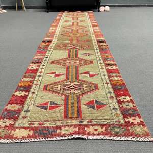 Alfombra vintage de 2.5x10.4 pies, alfombra turca de lana con diseño de plantas y árboles en tono rojo marrón - Product Image 1